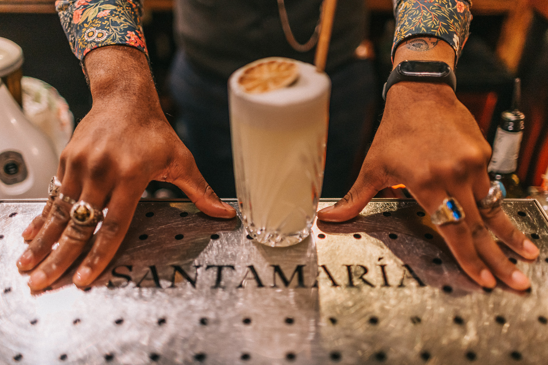 SantaMariacocteleria_hands